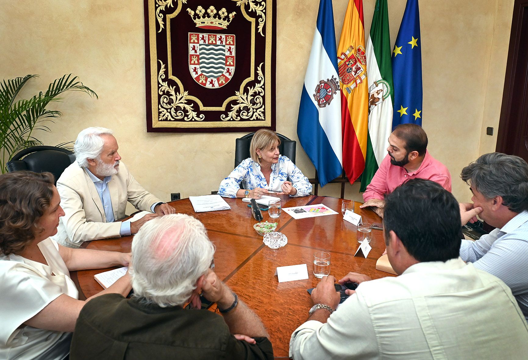 La alcaldesa de Jerez, en la reunión con los promotores.