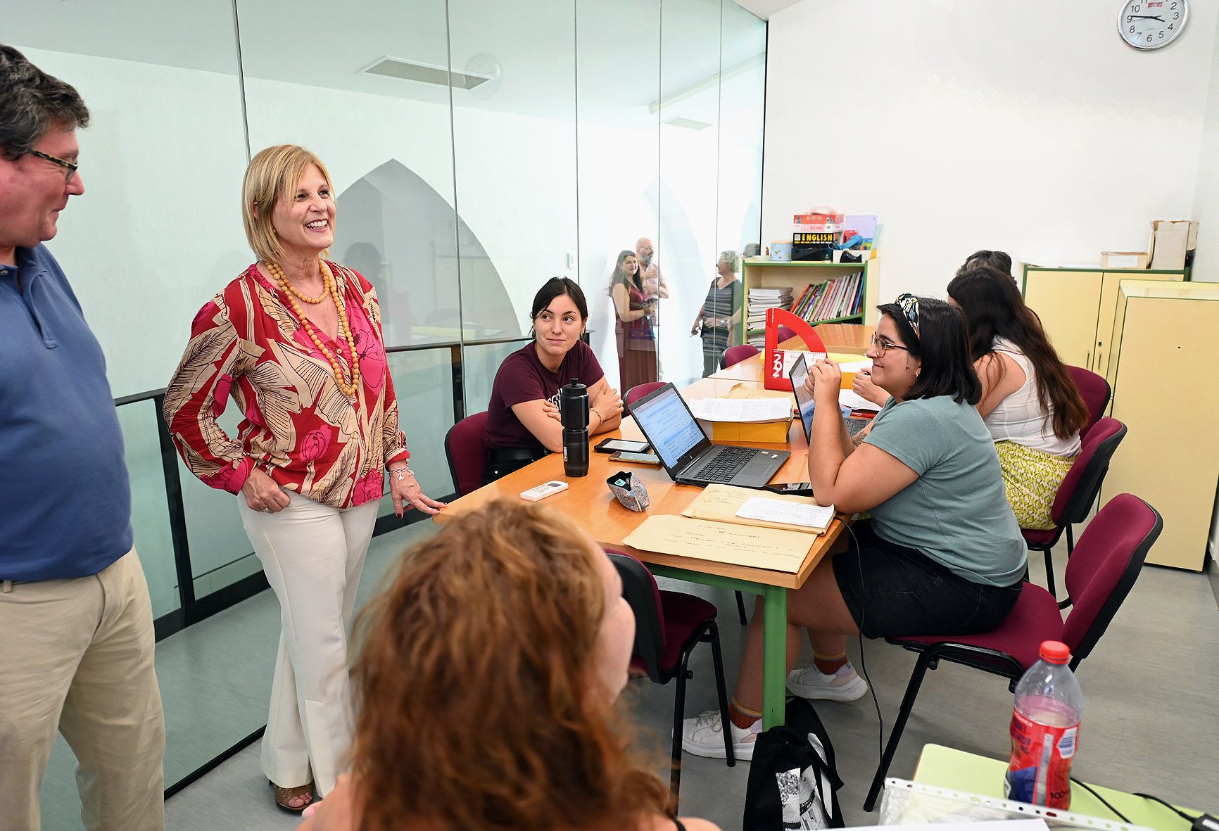 La alcaldesa de Jerez, María José García-Pelayo, de visita en la EOI.