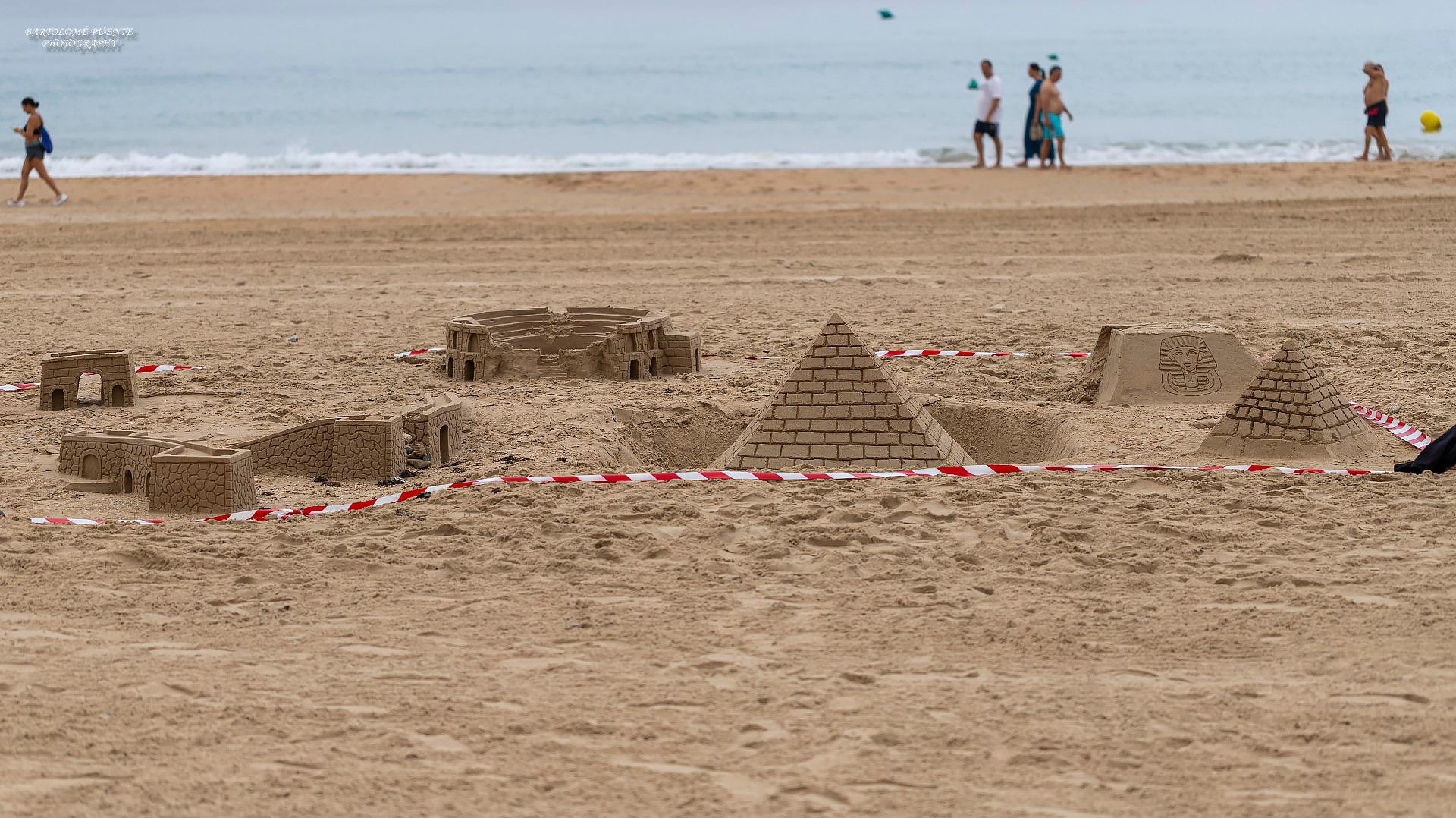 Figuras de arena que estaban en la playa de La Fontanilla en Conil.