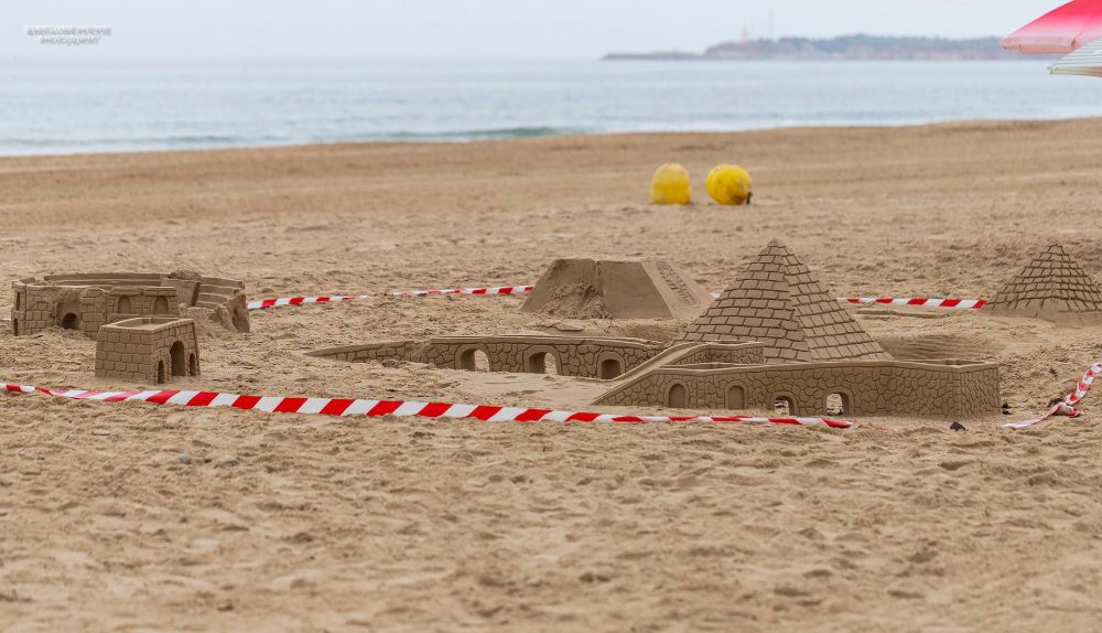 Figuras en la playa de La Fontanilla ya derribadas.