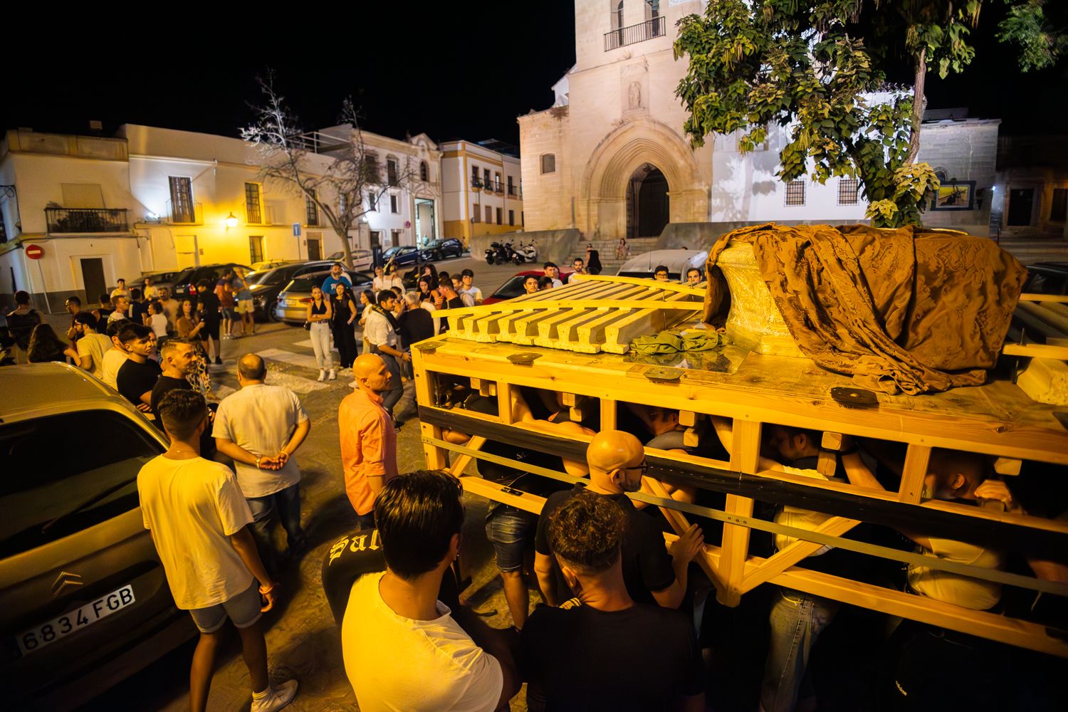 Ensayo del palio de Los Dolores, en la plaza de San Lucas, en la noche del pasado jueves. 