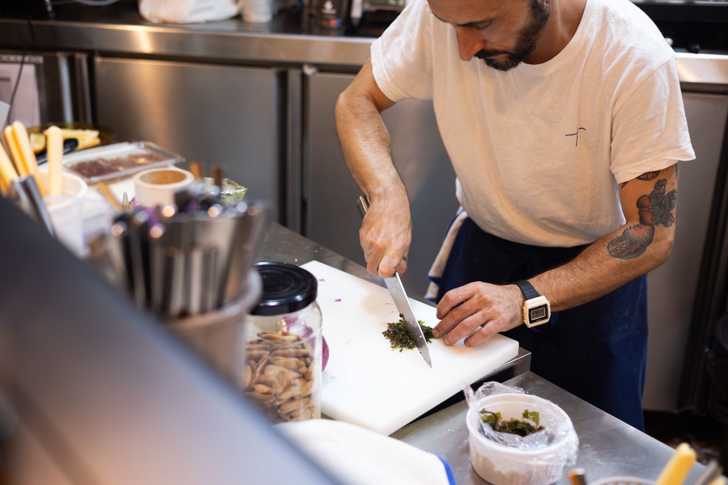 Mario, preparando uno de los platos de Matria.