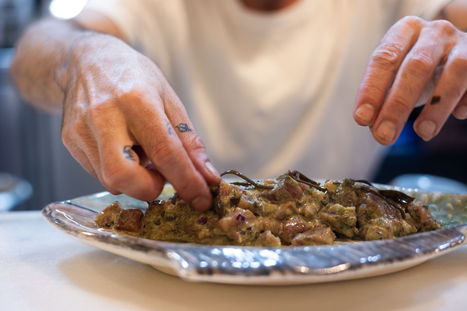 Mario, formado en la Escuela de Hostelería de Jerez, es un reconocido chef que ha trabajado en restaurantes como el Barahonda, Gente Rara, el hotel Marqués de Riscal o el Sylt Marbella