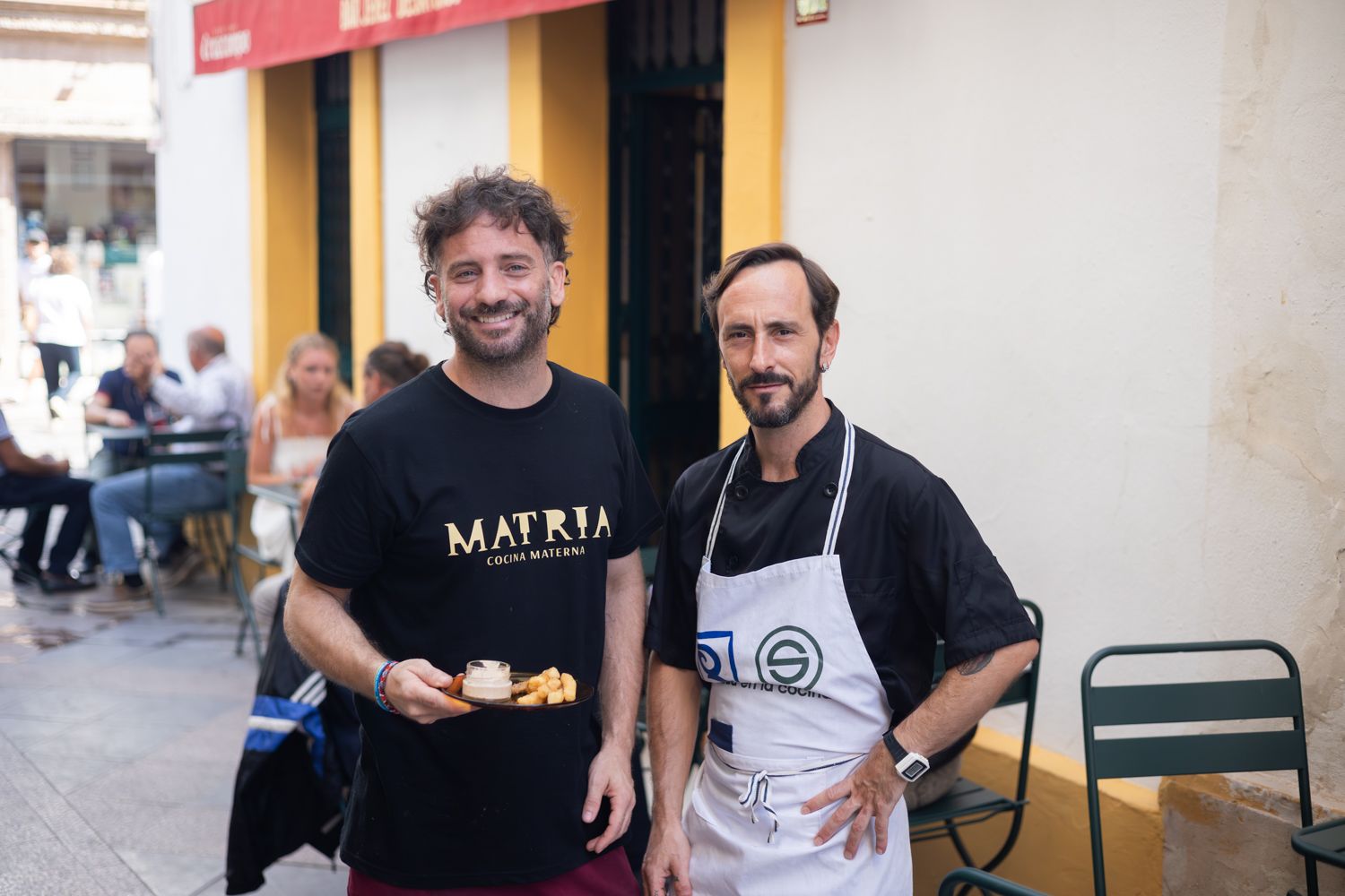 David Ripalda y Mario Pizarro, de Matria, posan para lavozdelsur.es con un plato de chocos fritos con salsa tártara de kimchi.