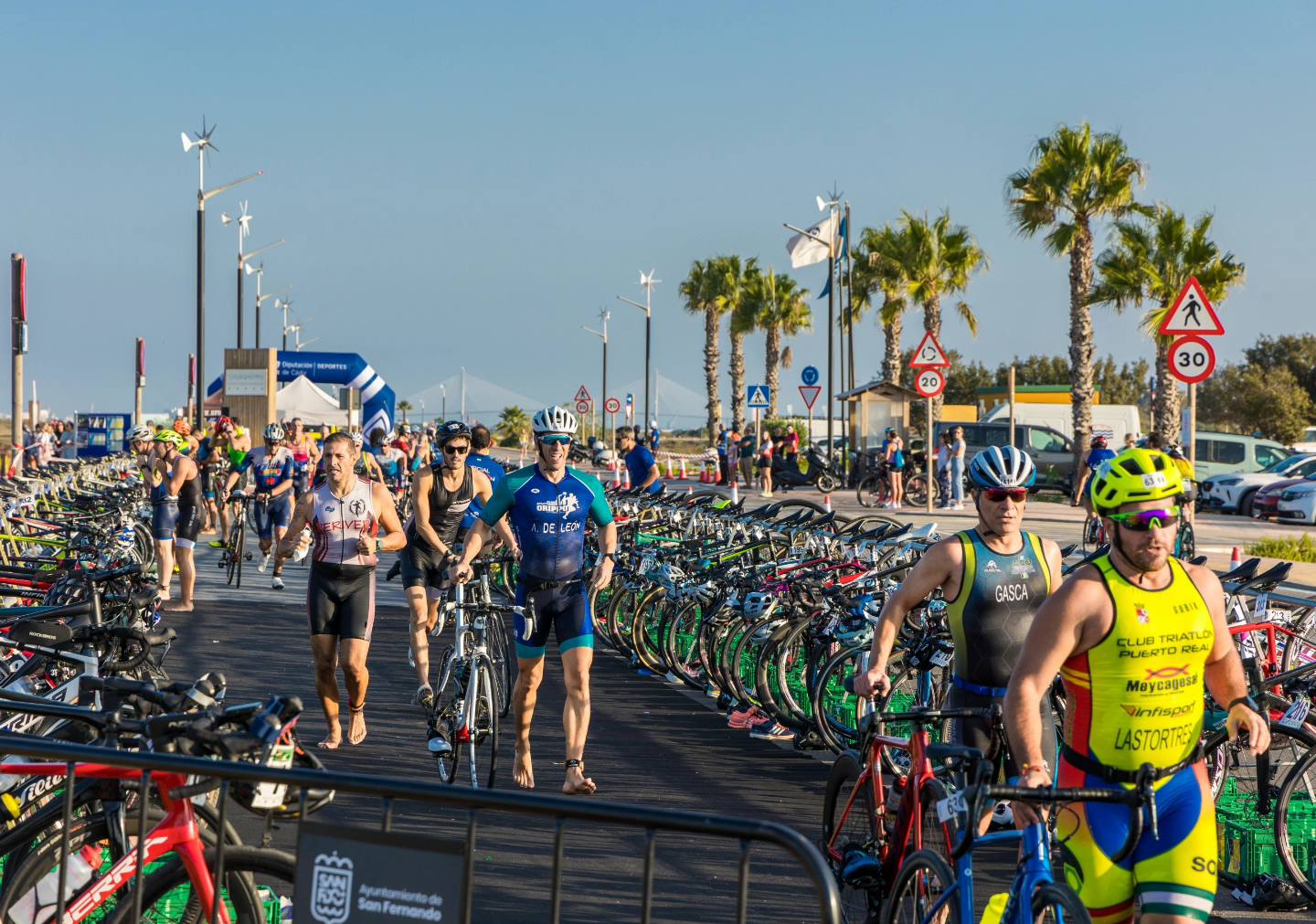 Una edición pasada del Triatlón Ciudad de San Fernando, que reúne cada a ño a más de un centenar de deportistas.