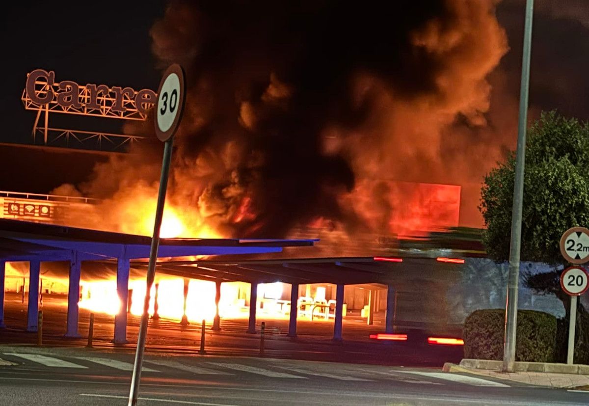 Incendio en Carrefour en Dos Hermanas. 