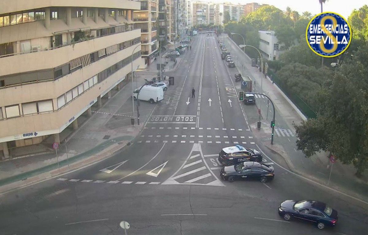 Despliegue policial en la calle Santa Fe en Sevilla tras detectarse un paquete sospechoso.