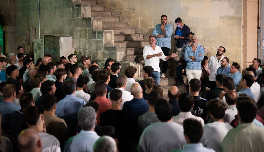 Los costaleros reunidos en el Arenal.