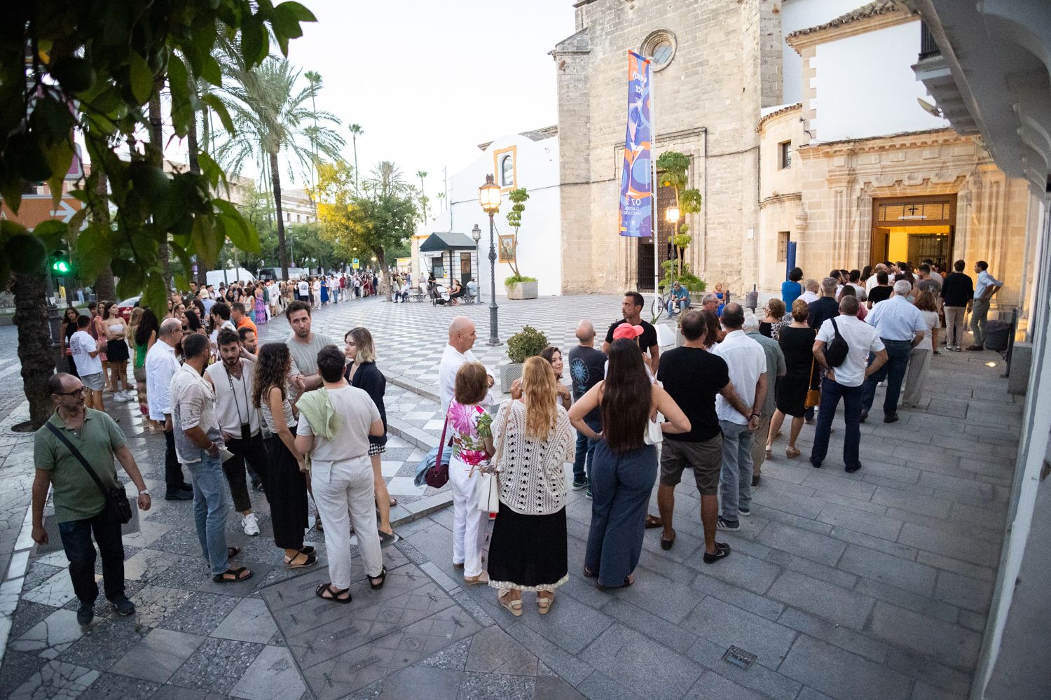 La cola de personas esperando para entrar a 'De Copa en Copa'.