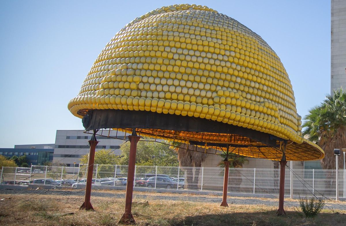 Casco gigante en el Campus de la Universidad de Huelva.