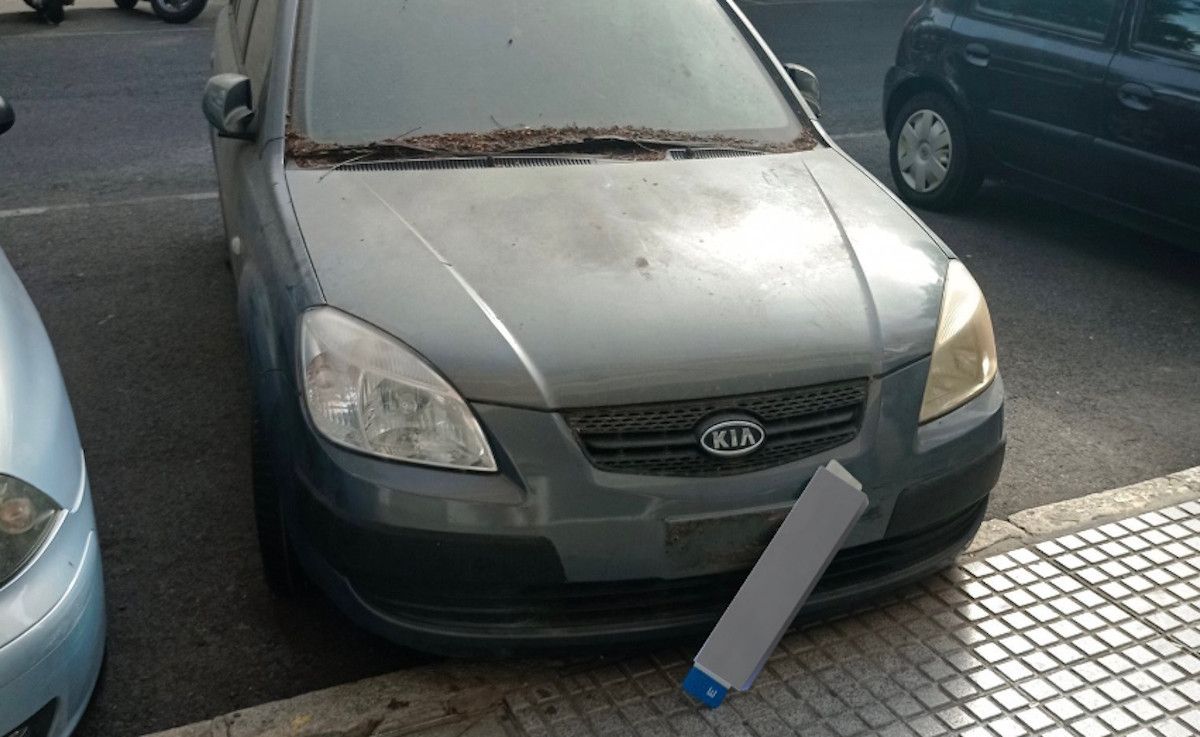 Coche abandonado en la avenida María Auxiliadora de Cádiz. 