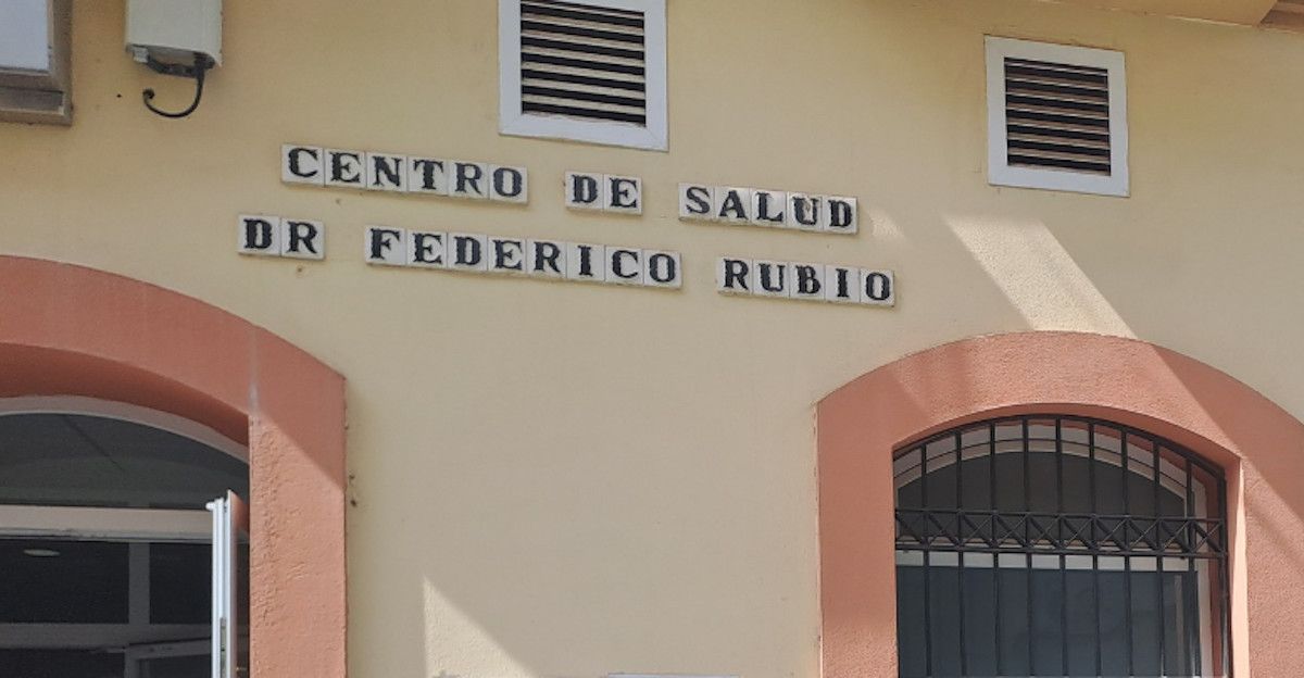 Imagen de la fachada del centro de salud Federico Rubio, donde ha tenido lugar la agresión, en El Puerto.