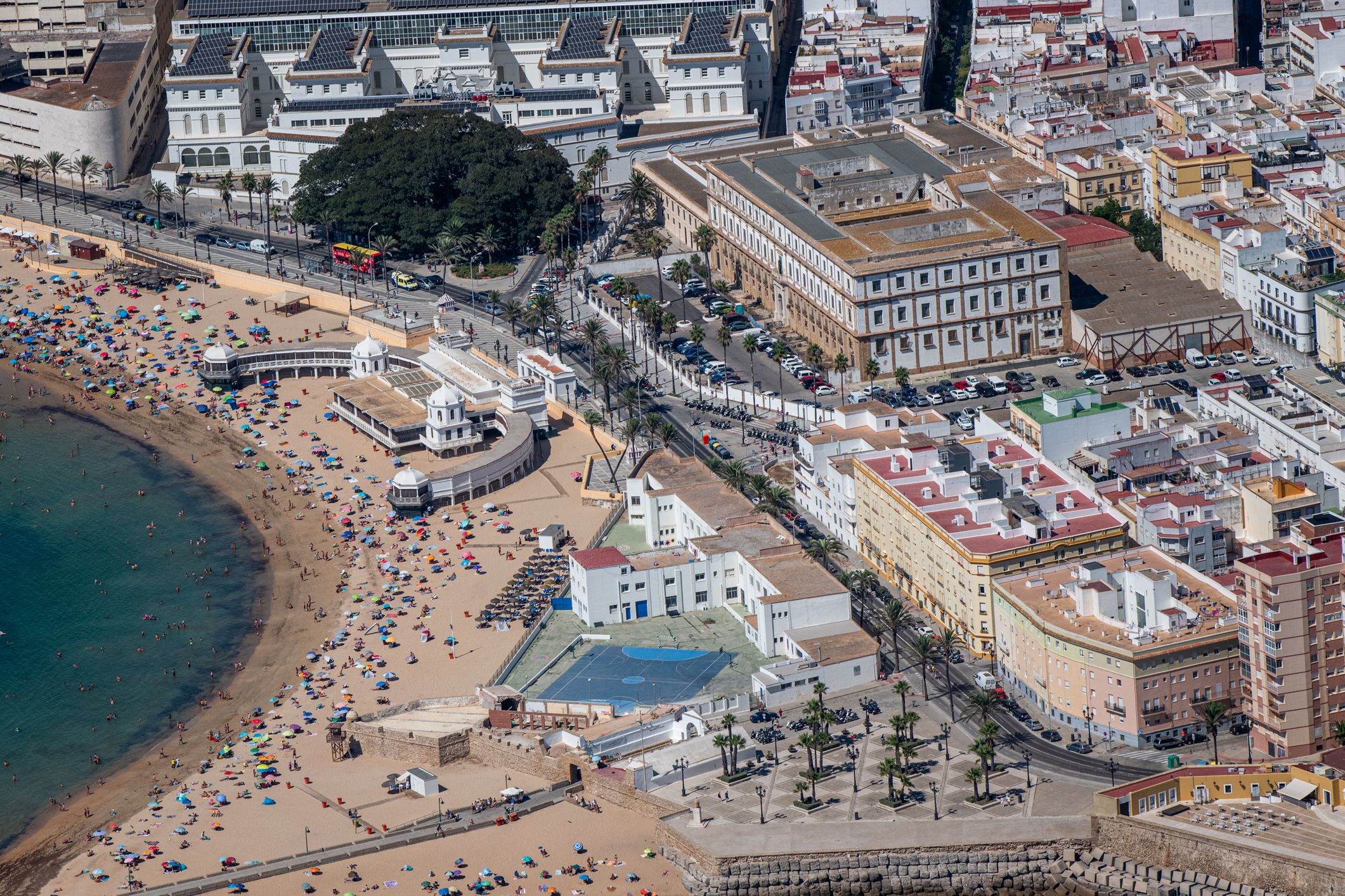 Imagen aérea de La Caleta, con la Escuela de Náutica en el extremo superior izquierdo.