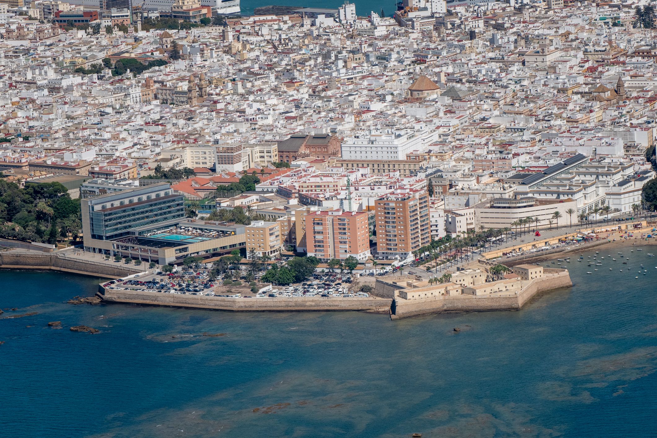 Imagen aérea del extremo Norte de La Caleta, con el Campo de las Balas en primer término.