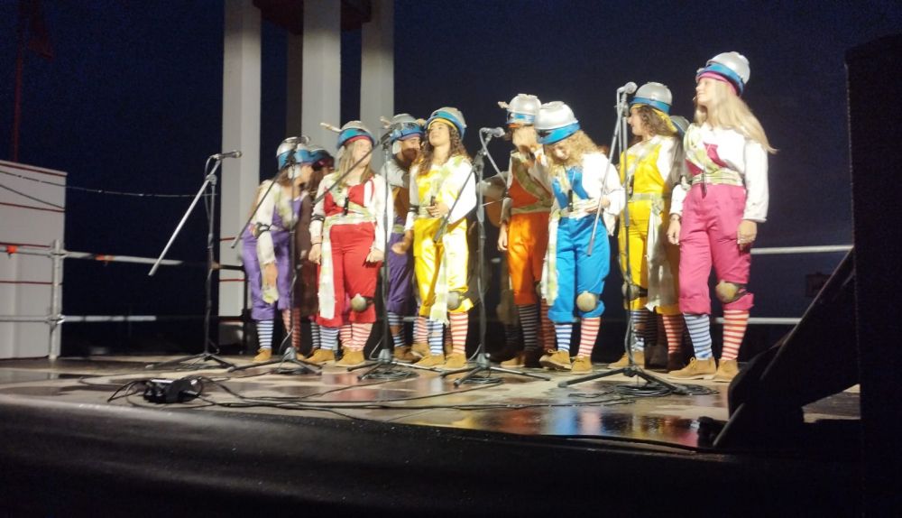 El Paseo del Carnaval acogió a cuartetos, coros, comparsas y otras modalidades del COAC.