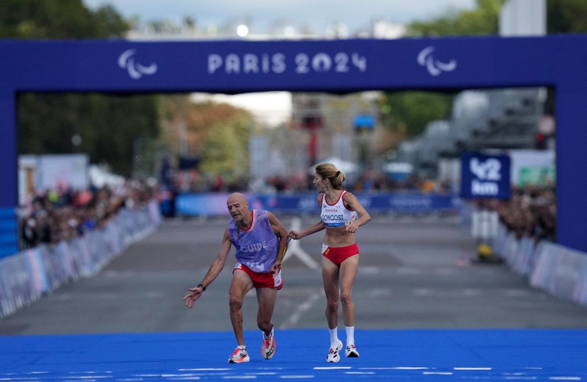 Elena Congost y su guía, Mía Carol, durante los Juegos Paralímpicos de París. TDP