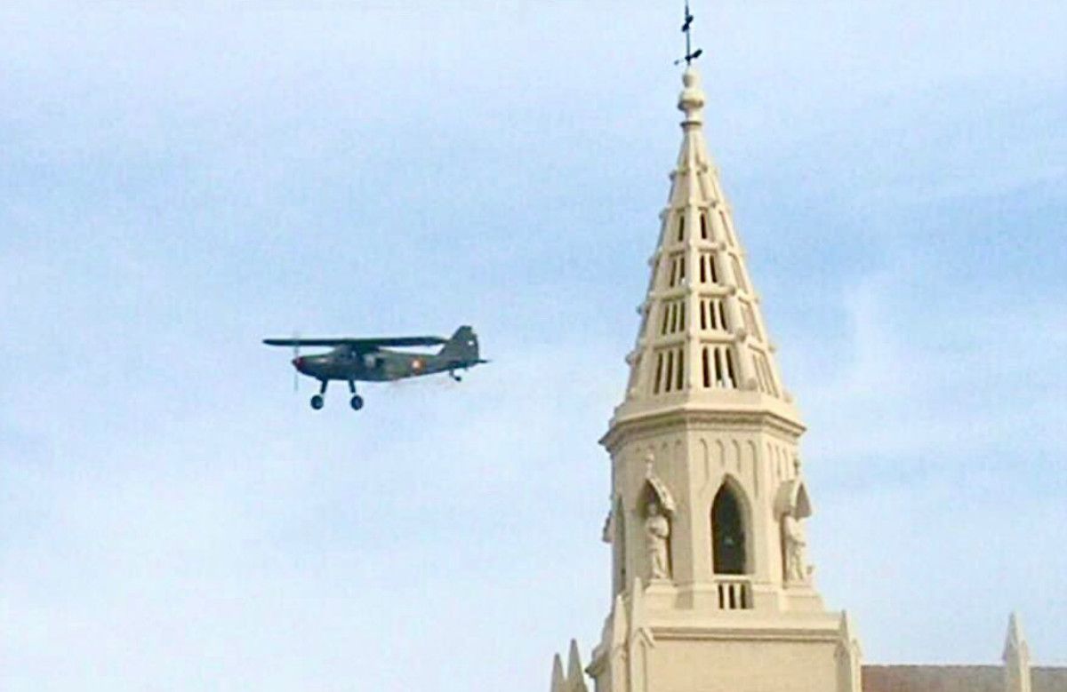 Avioneta junto al Santuario de la Virgen de Regla en Chipiona. GBG