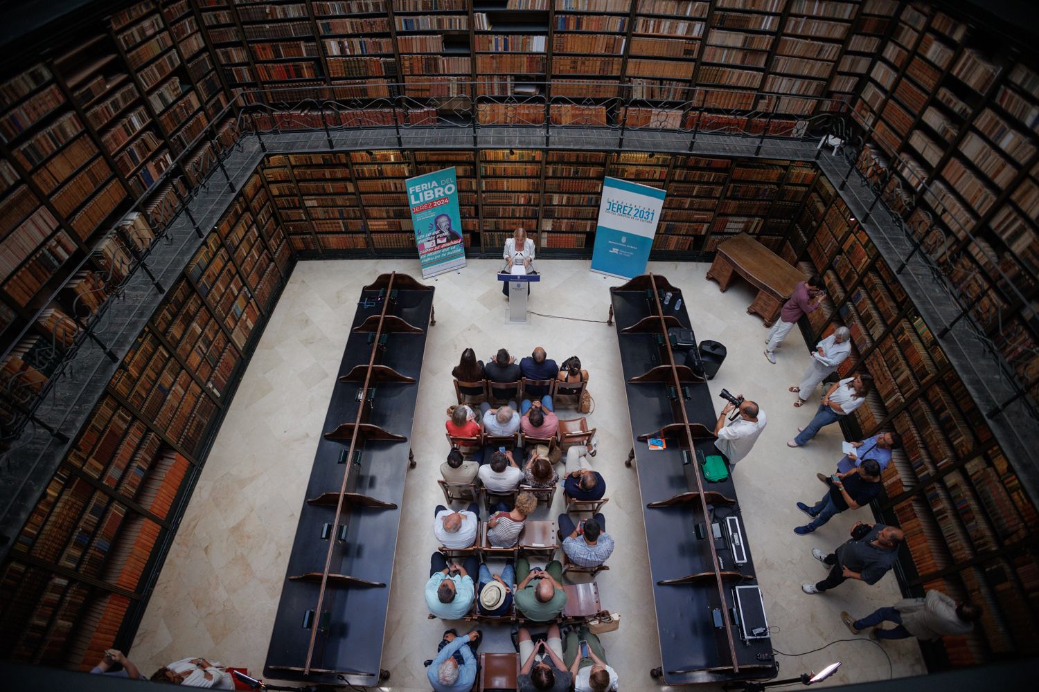 La Feria del Libro se celebrará en los Claustros. Su presentación ha tenido lugar en la biblioteca más antigua de Andalucía.