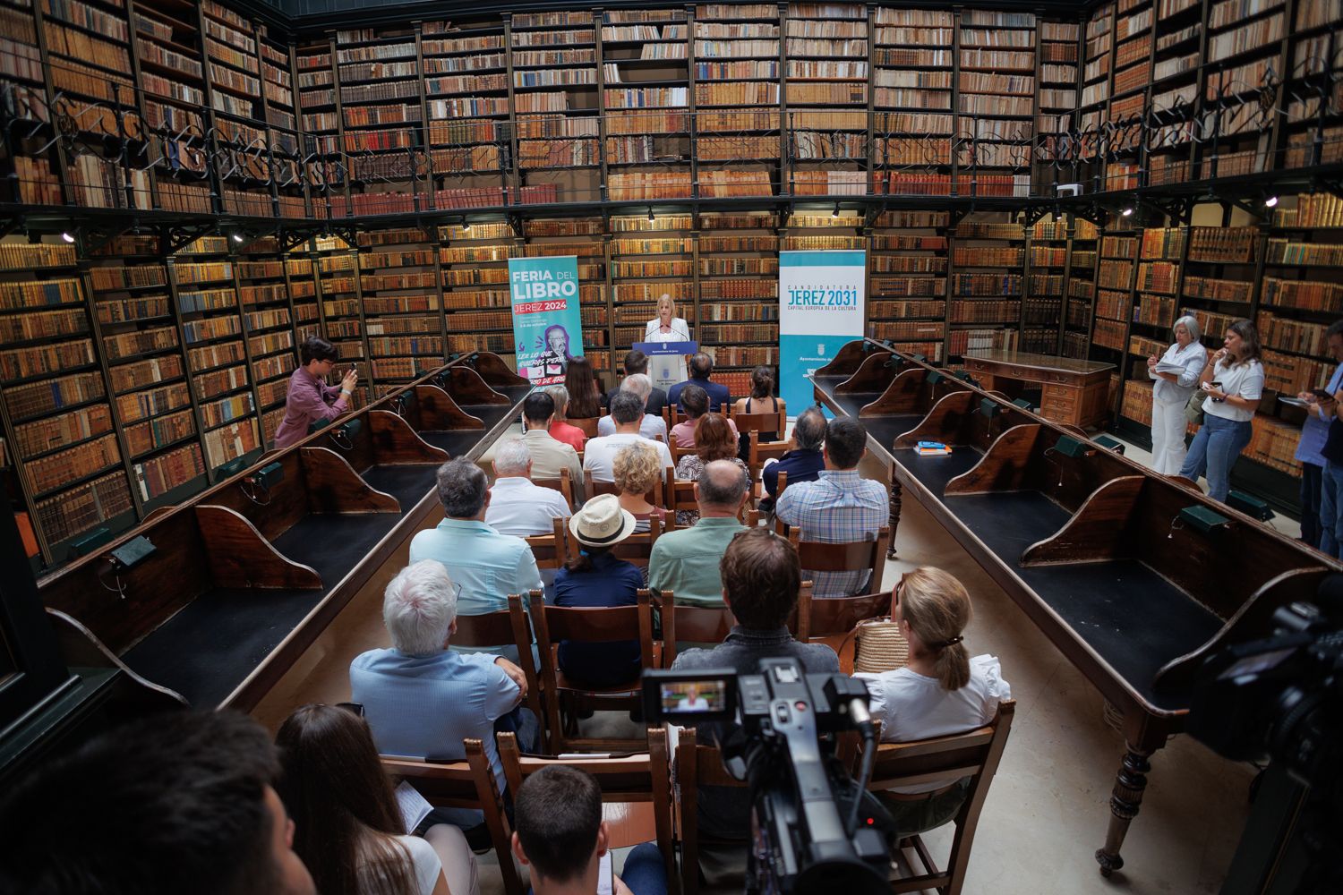 La alcaldesa, María José García-Pelayo, presentando la Feria del Libro.