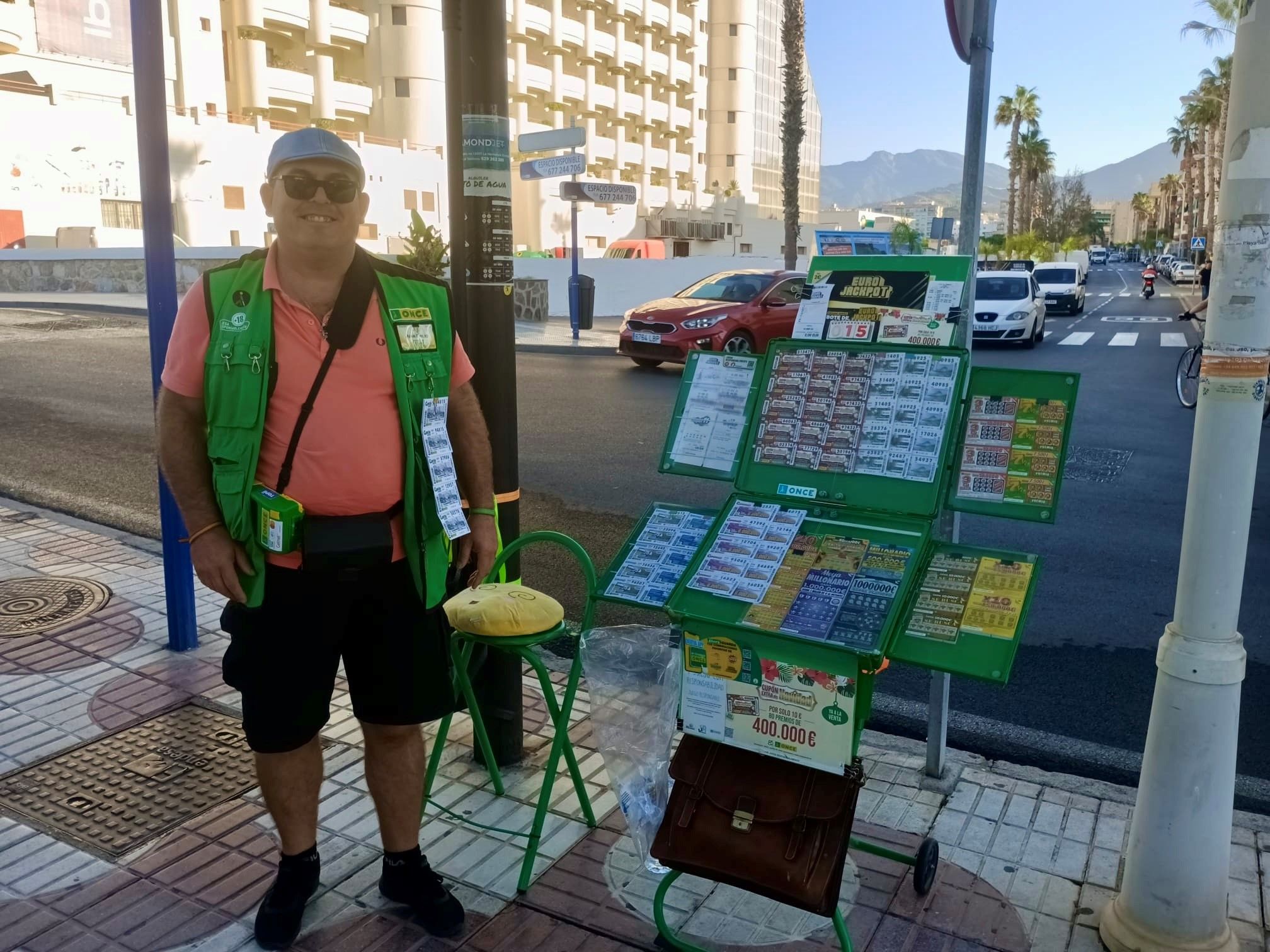 Juan Guerrero, vendedor de la ONCE en Almuñécar, en Granada.