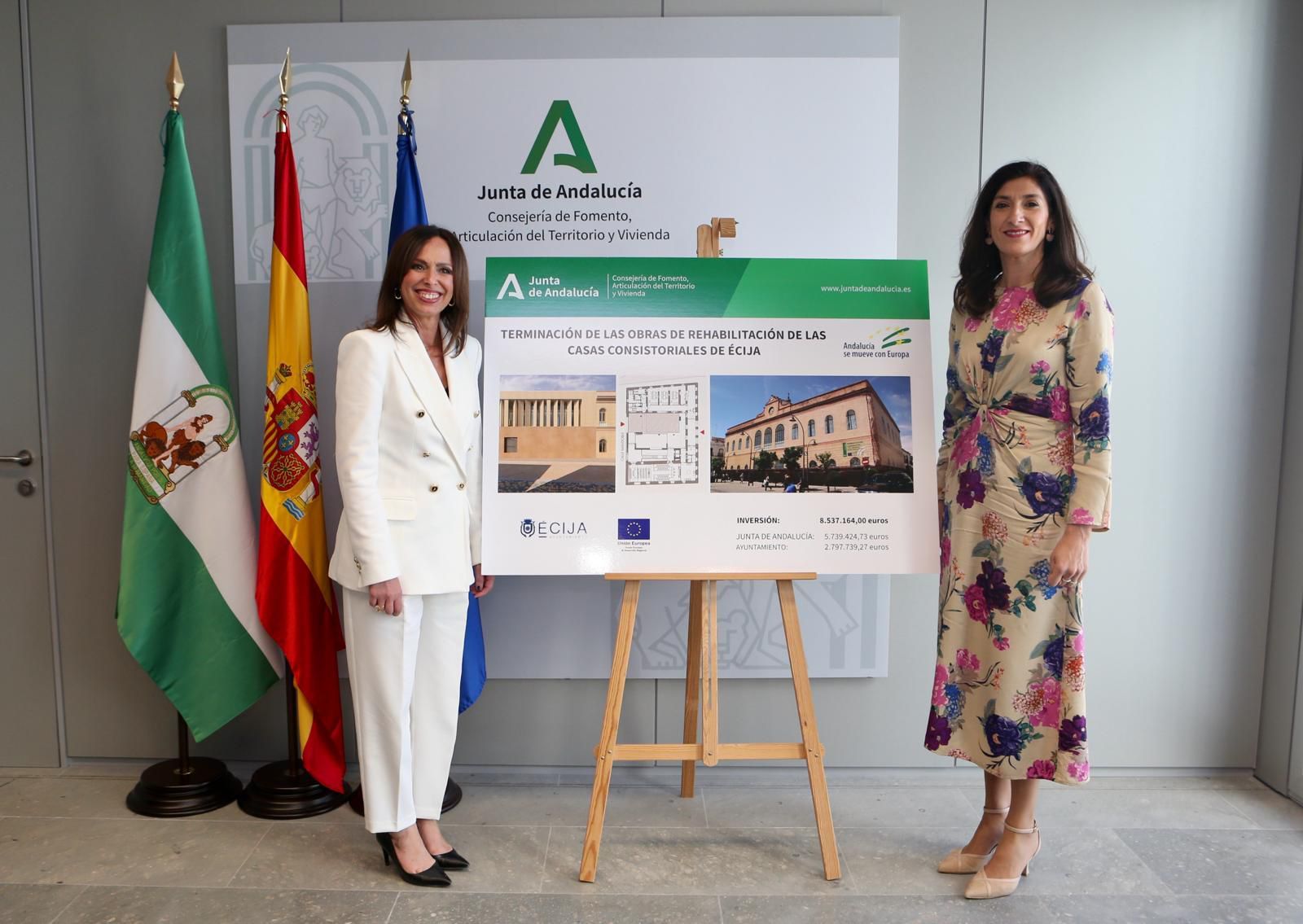 La alcaldesa y la consejera mostrada el proyecto de rehabilitación de las Casas Consistoriales.