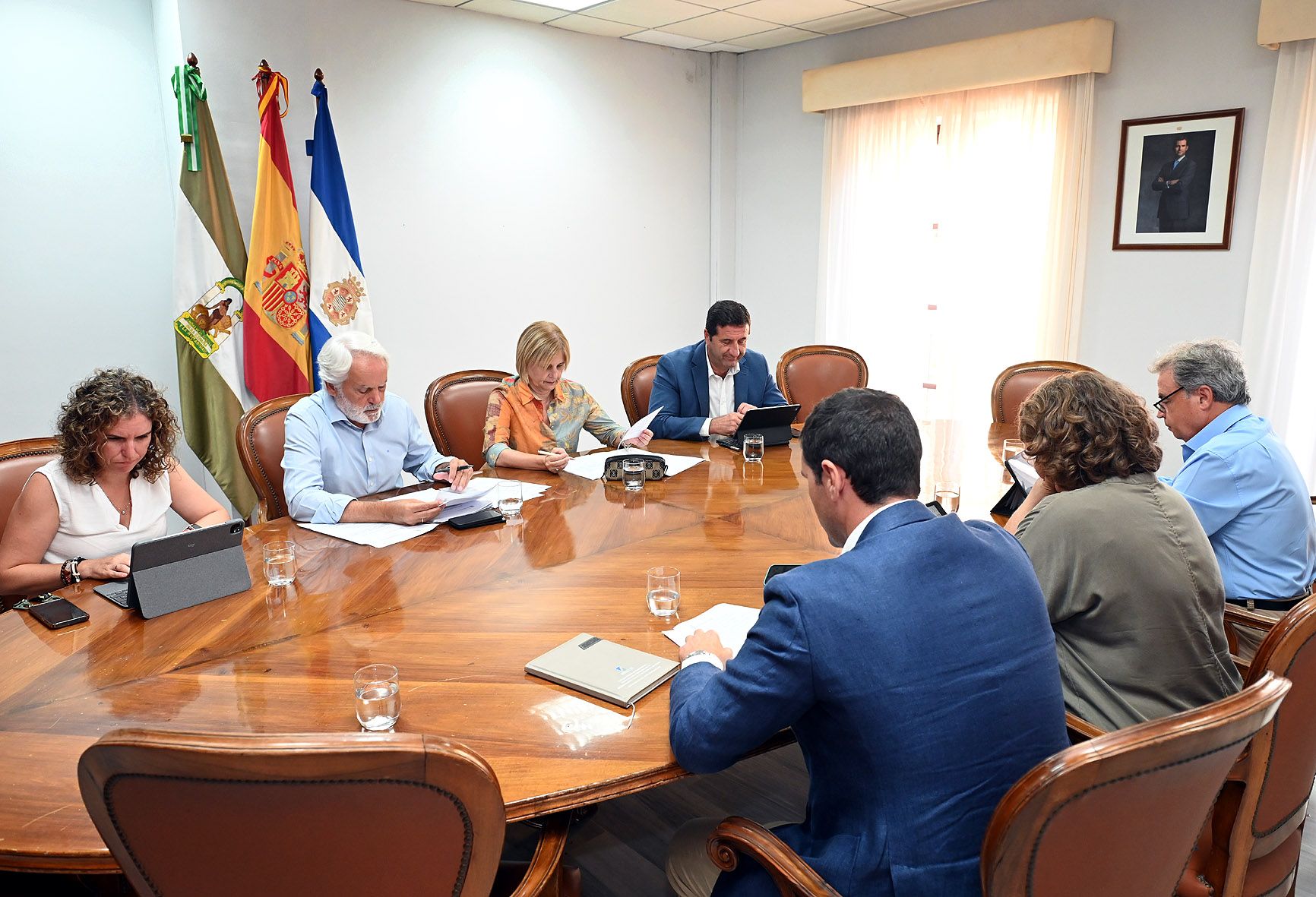 Limpieza de cunetas y caminos en la zonas rurales. La junta de gobierno local en una anterior reunión.