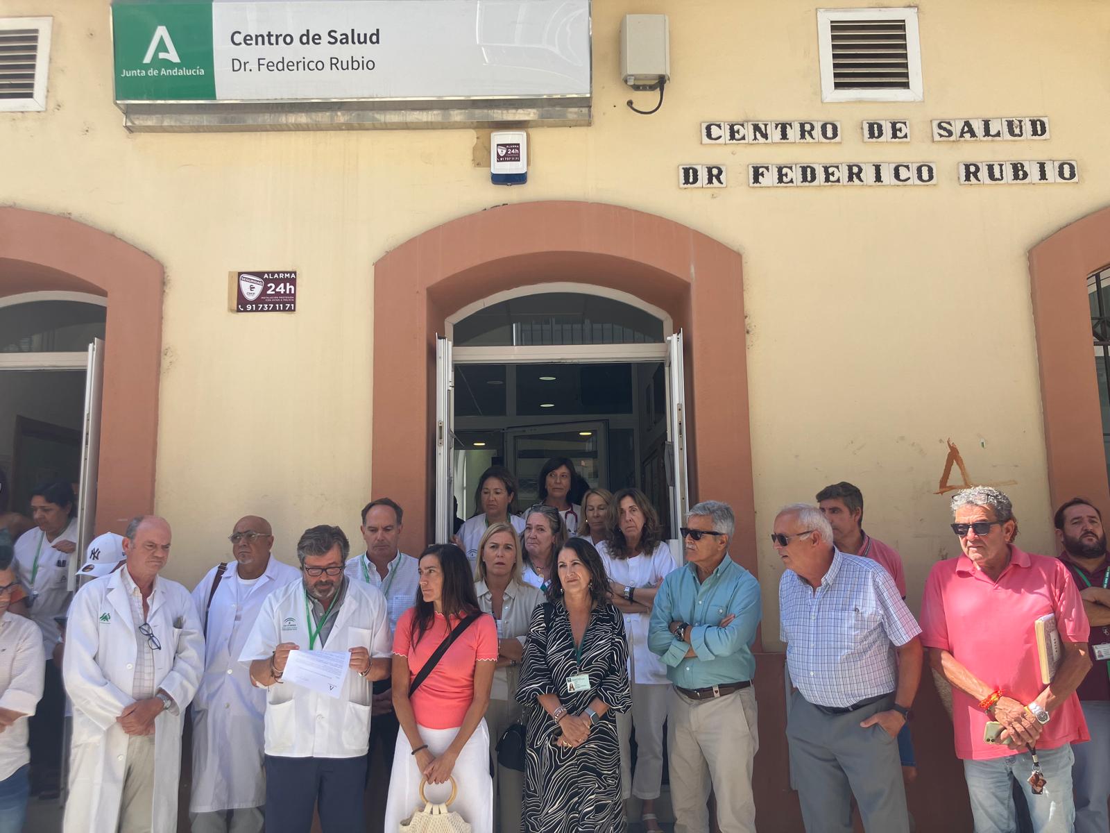 Concentración de repulsa a una agresión a una celadora en el centro de salud Federico Rubio en El Puerto.