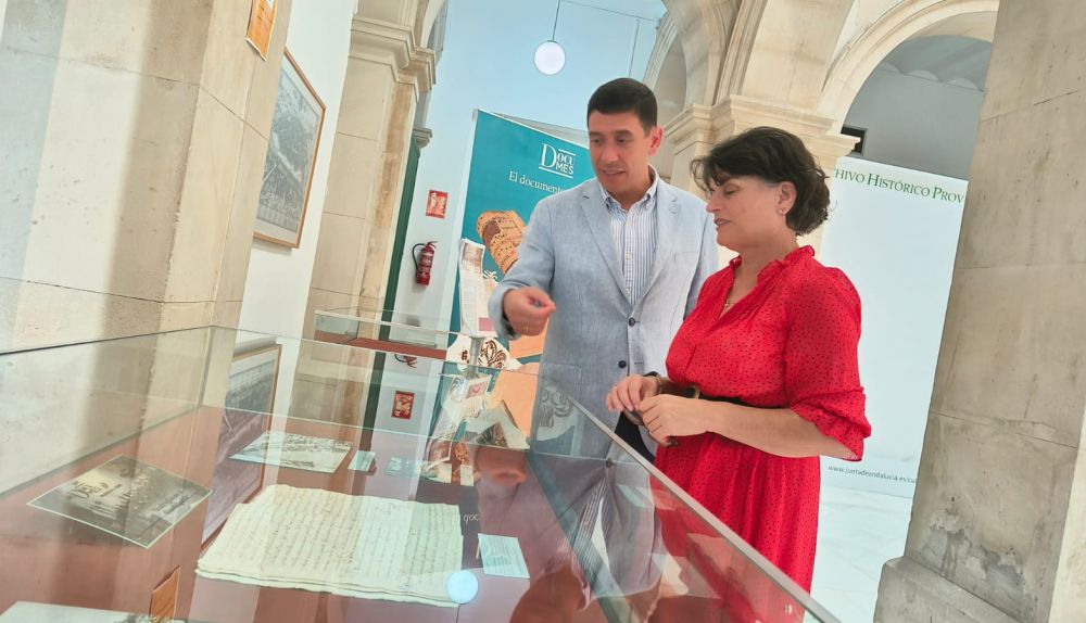 El archivero y la delegada de Cultura observando los documentos.