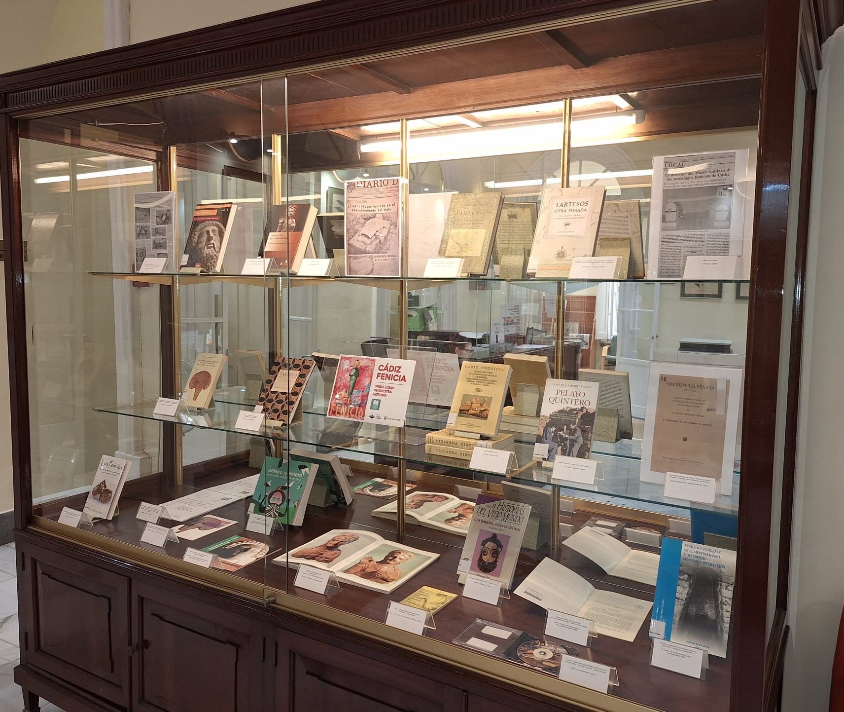 El patrimonio bibliográfico de la etapa fenicia. La exposición situada en la Biblioteca José Celestino Mutis.