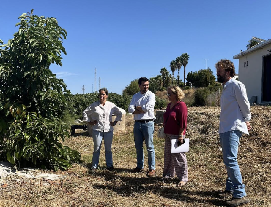 100 millones en la provincia para la modernización agroganadera. El delegado durante la visita en Torrecera.