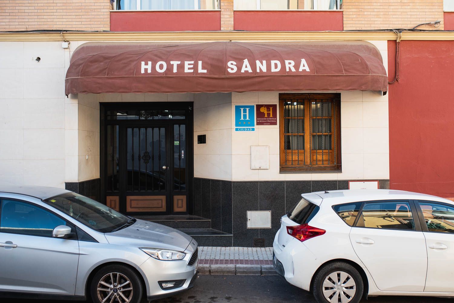 La puerta del Hotel Sandra, donde se encuentran los migrantes solicitantes de asilo en Alcalá de Guadaíra.