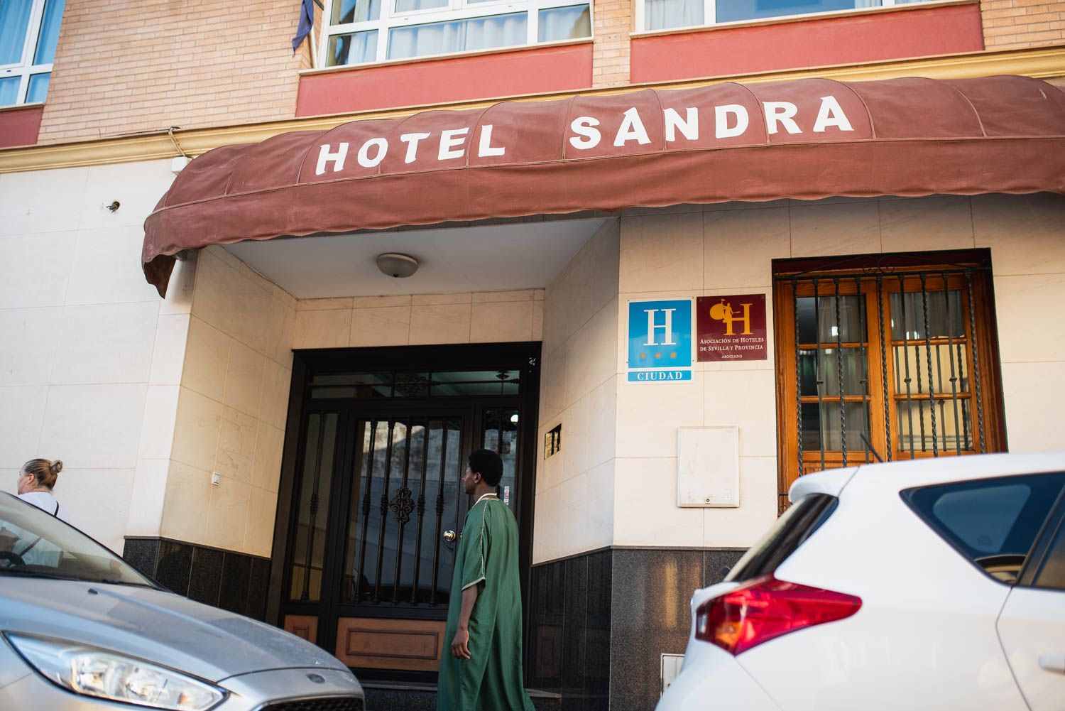 El hotel donde han sido alojados los migrantes en Alcalá de Guadaíra, este lunes.