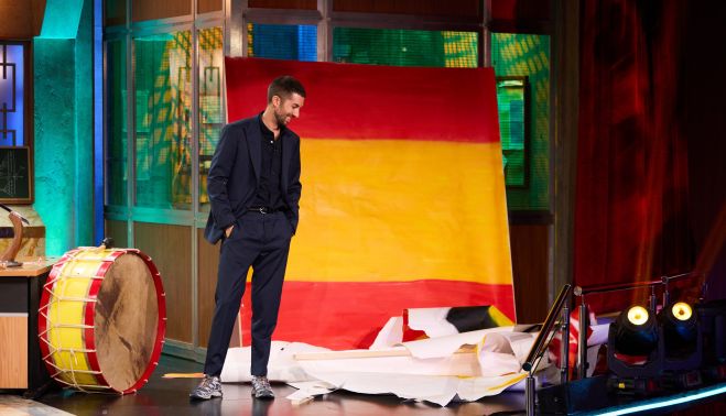 Broncano, en su estreno, con una gran bandera de España.