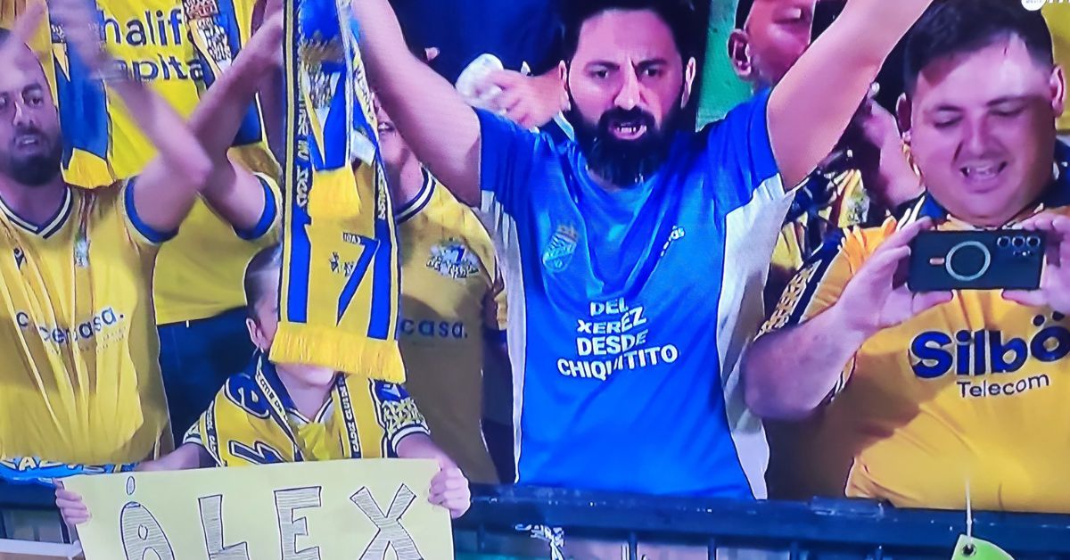 Con la camiseta del Xerez CD, entre las de color amarillo del Cádiz CF.