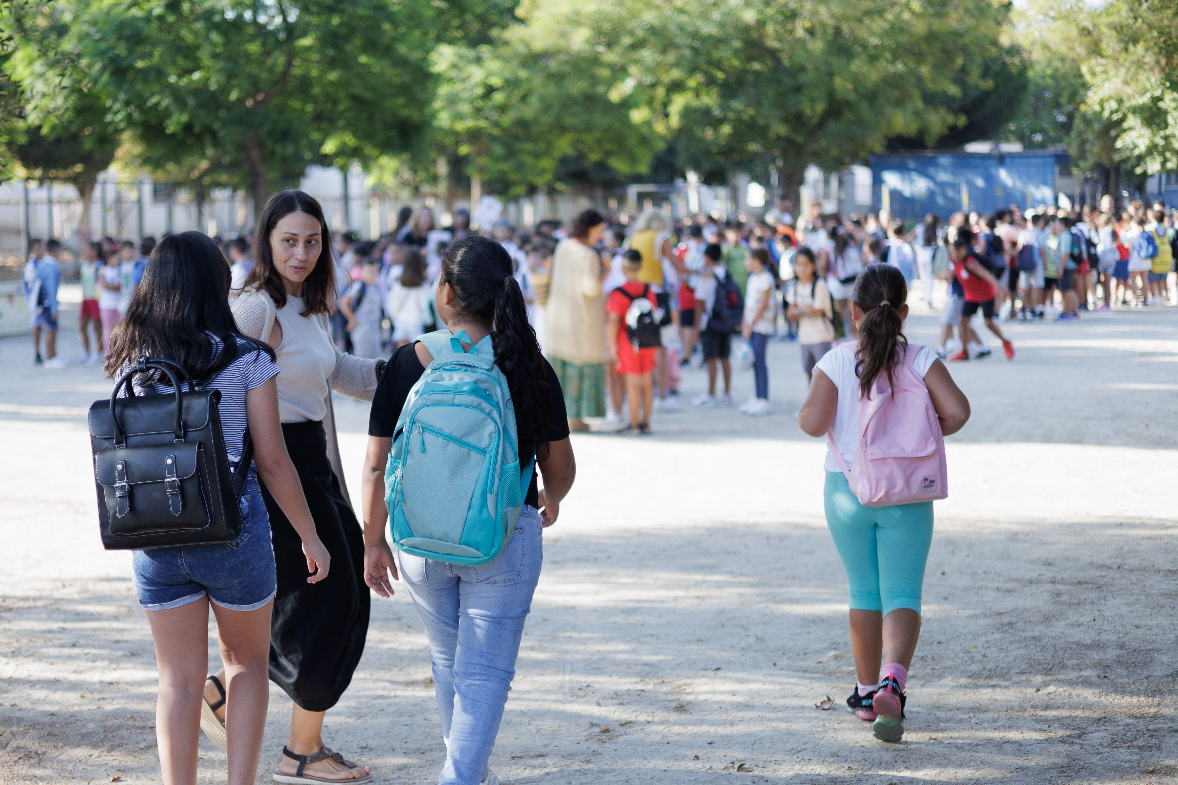 Un grupo de alumnas a la entrada de un colegio de Jerez.