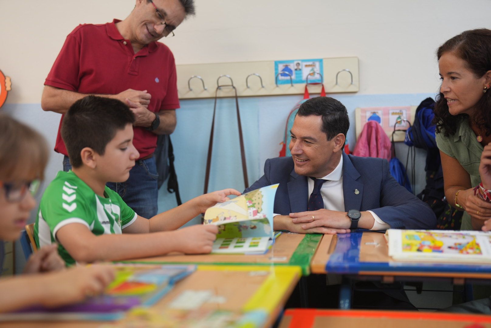 Juanma Moreno, en el inicio del curso en Educación, en el CEIP Juan Ramón Jiménez de Sevilla, este martes.