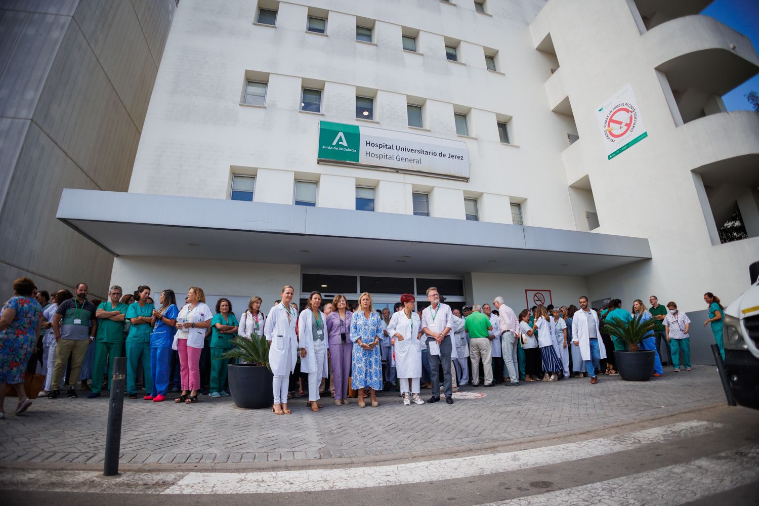 Trabajadores del SAS delante de la fachada del Hospital de Jerez.