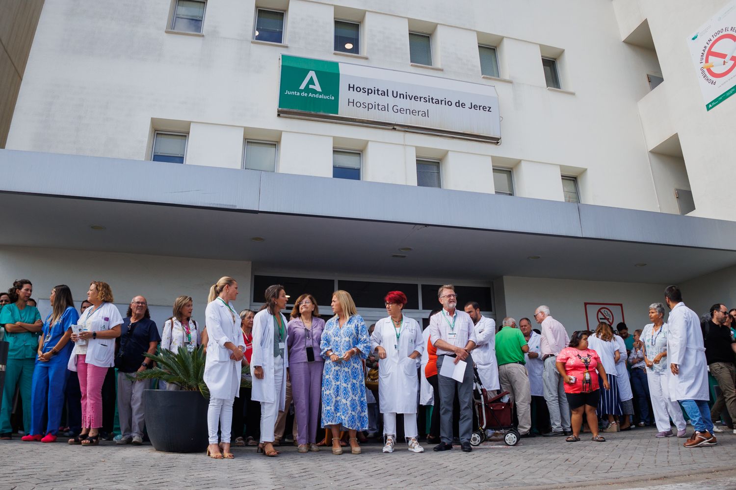 Concentración en el Hospital de Jerez por la agresión a un cirujano.