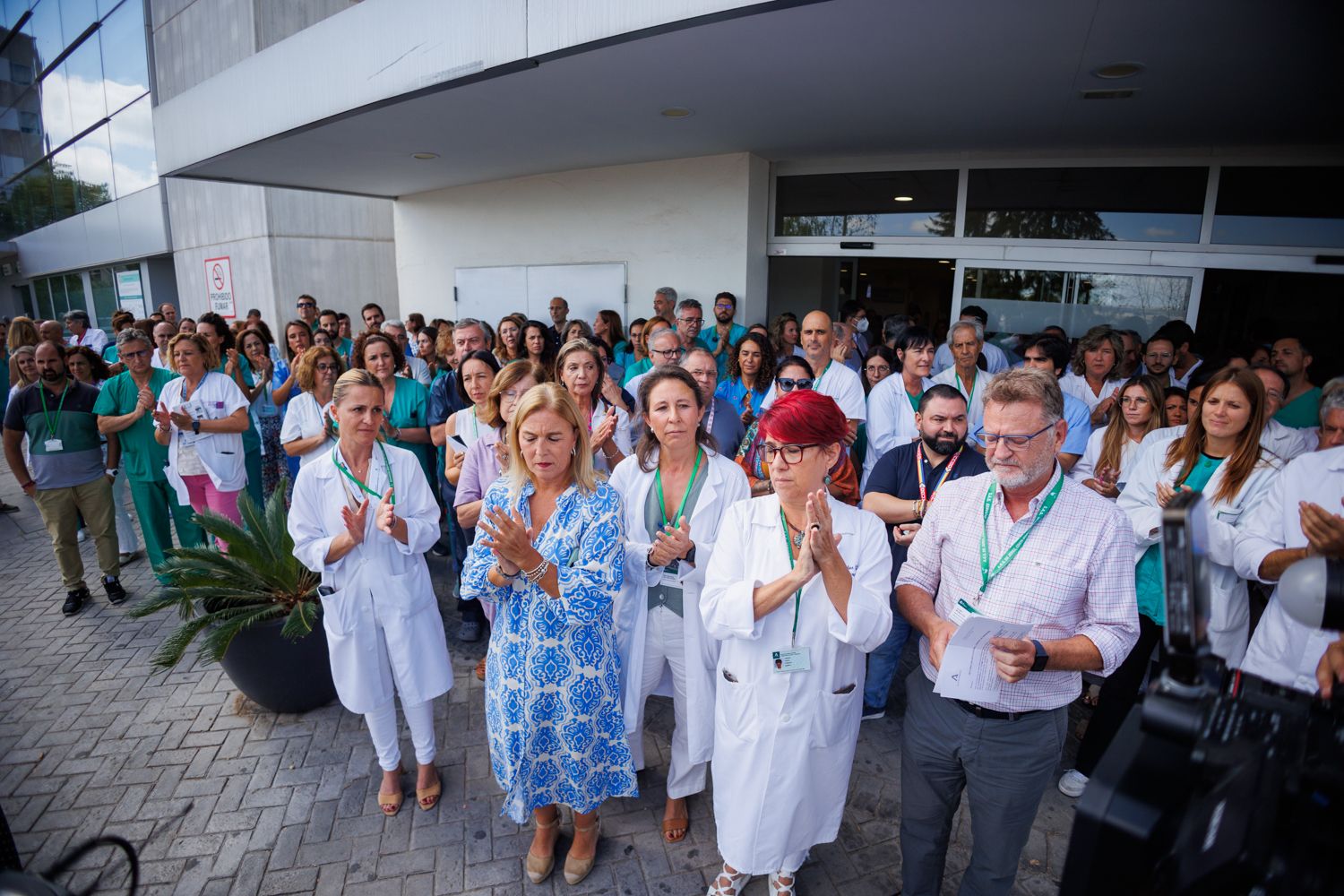 Concentración en el Hospital del SAS en Jerez tras la agresión reciente a un cirujano.