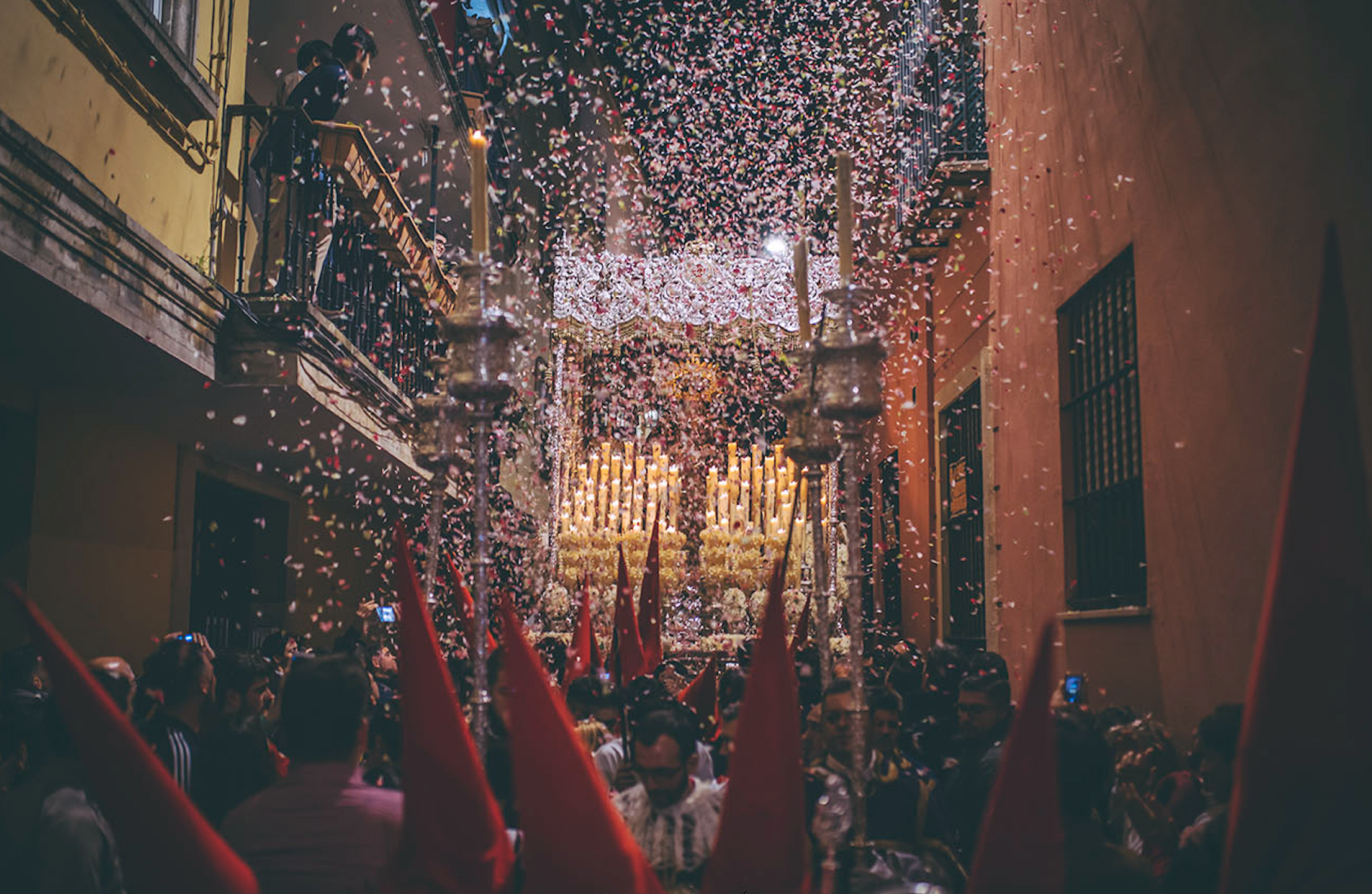 El palio de La Paz y Concordia saliendo de Tornería el Lunes Santo. 