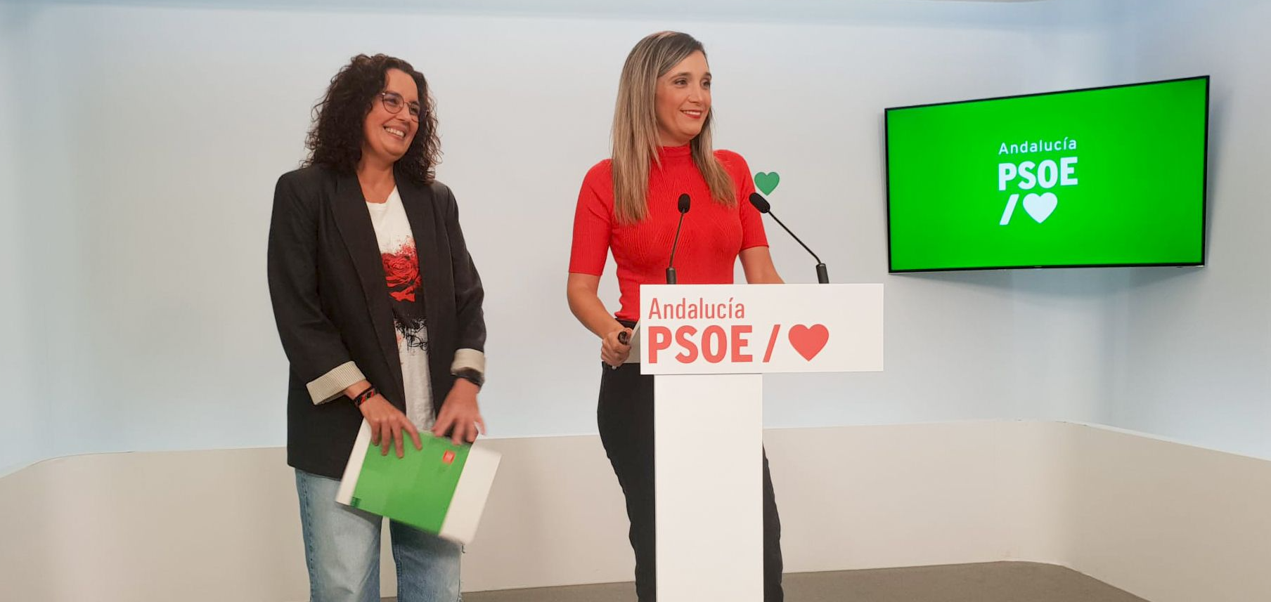 María Marquez y Susana Rivas, del PSOE andaluz, en rueda de prensa este martes.