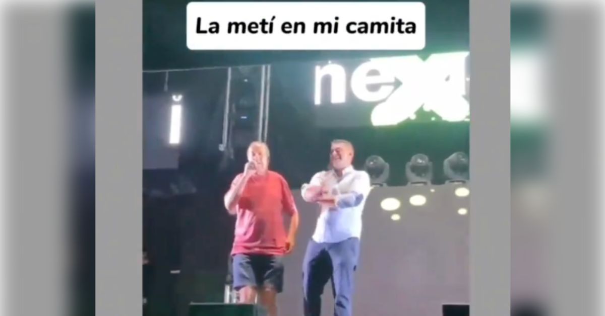 El alcalde de Vita, a la izquierda, cantando la nauseabunda canción.