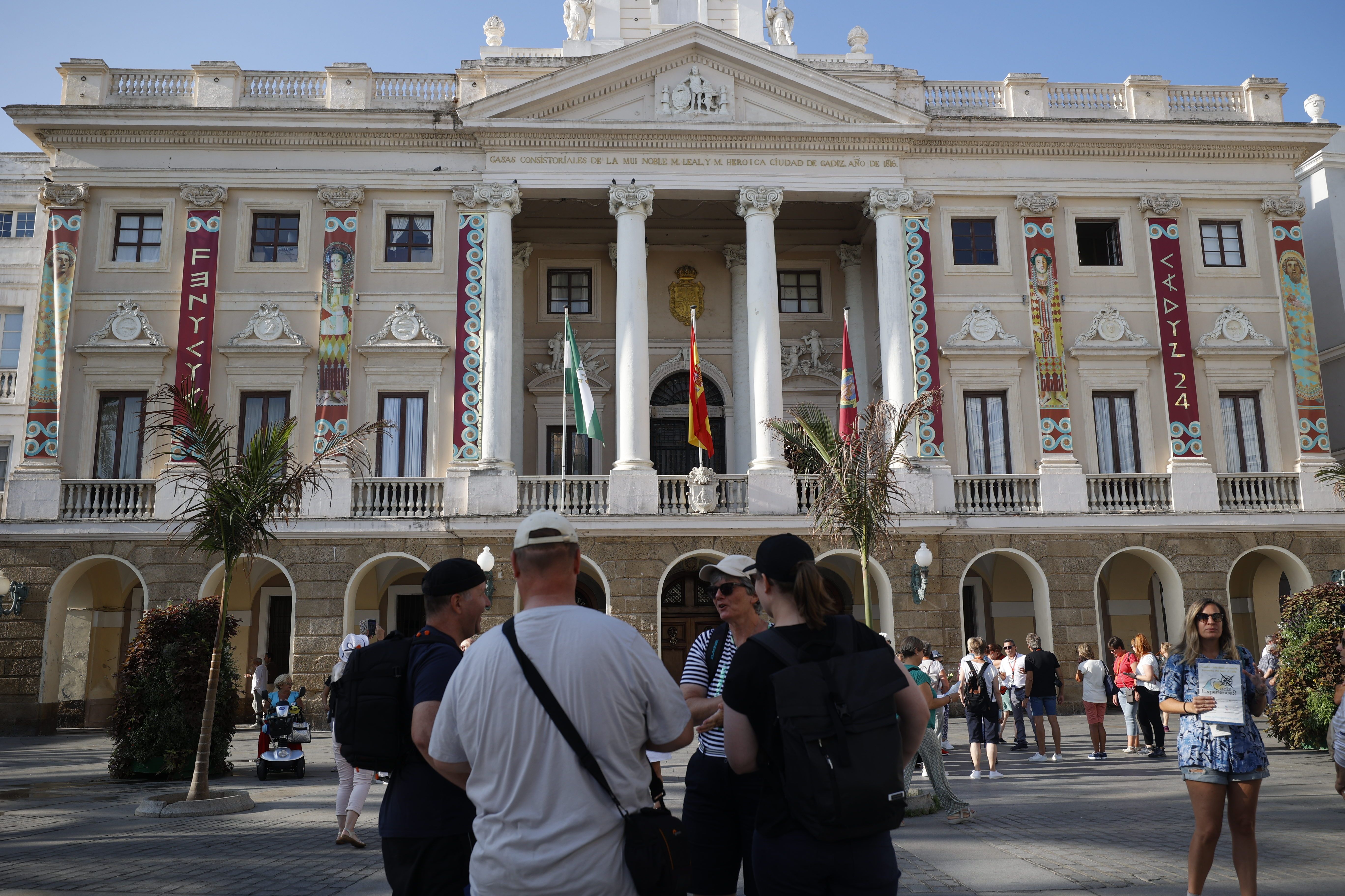 Aspecto actual de la fachada del Ayuntamiento de Cádiz con la decoración ya instalada.