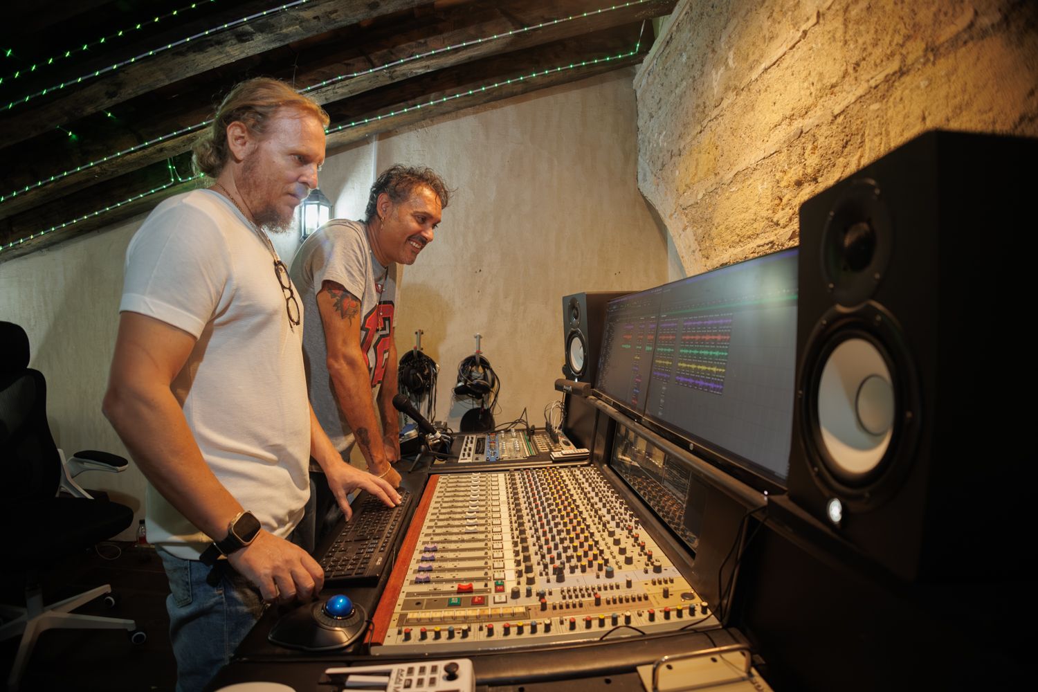 Curro Carrasco y Ángel Dorao, en el estudio de grabación de Singa Music.