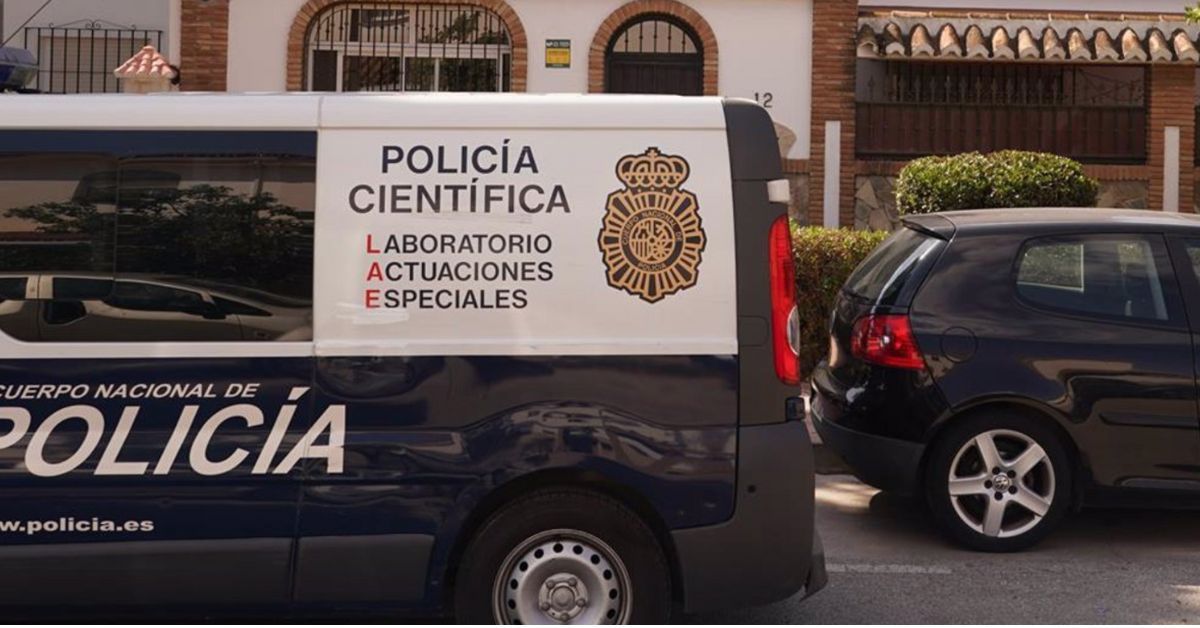 La Policía Científica, en la casa ha asesinado a su padre de varias puñaladas.