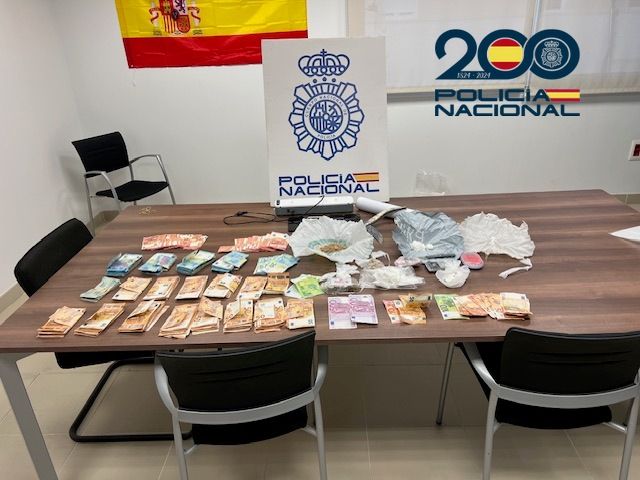 Dinero y sustancias intervenidas en la operación de la Policía Nacional en Écija. 