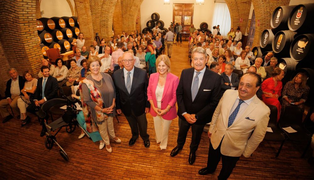 La bodega de San Gines se llenó para escuchar a Luis García.