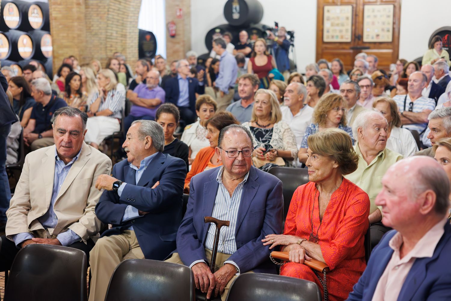 Ricardo Rebuelta, justo a la derecha, entre el público de la Cátedra del Vino de Luis García, en la bodega San Ginés de las Jara.