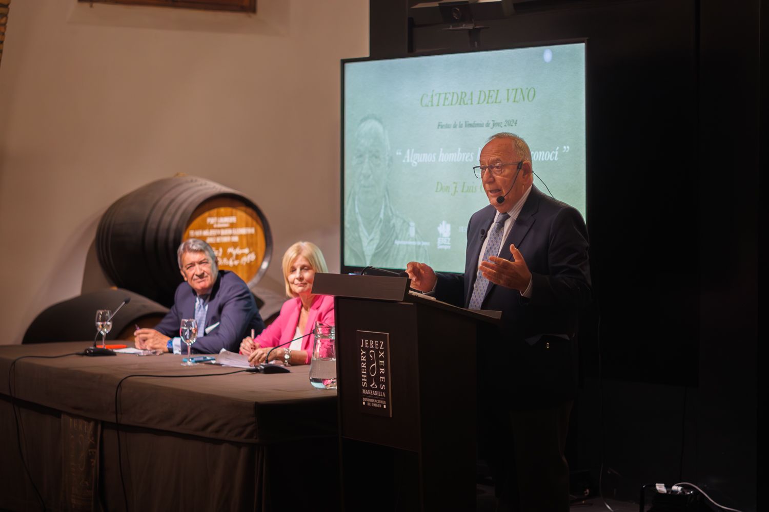 César Saldaña, la alcaldesa Pelayo y Luis Garcia, en el acto de la Catedra del Vino 2024.