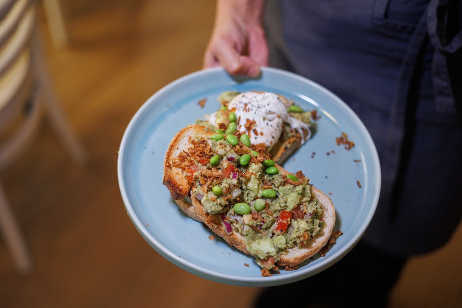 Una tostada de aguacate o 'Avocado toast' de La Foto, en manos de Arancha.